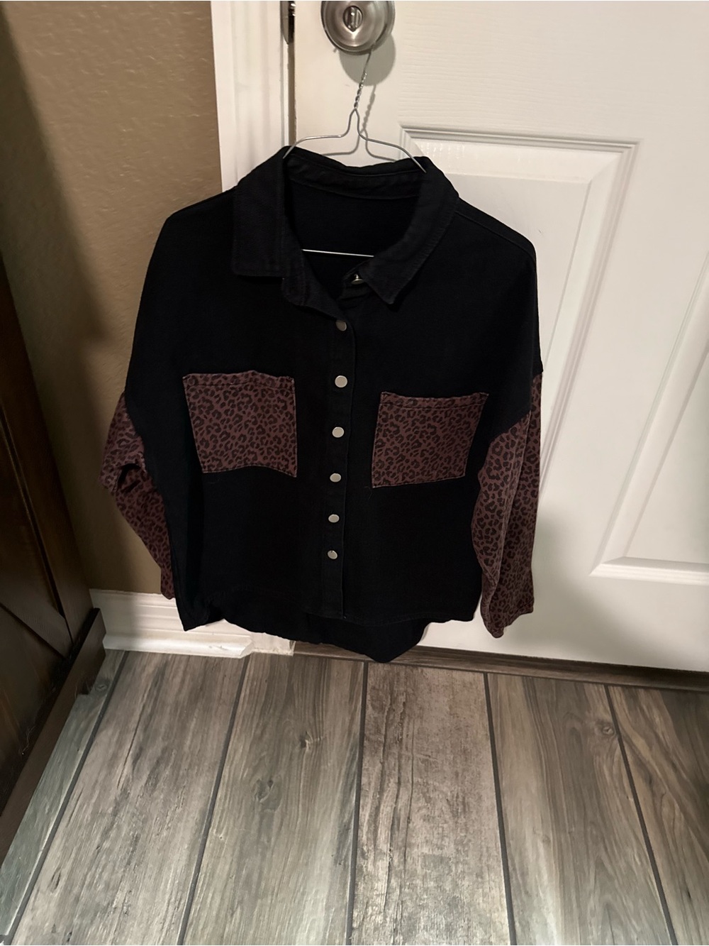 Black Women's Button-Up shacket with Leopard Print Pockets and Sleeves